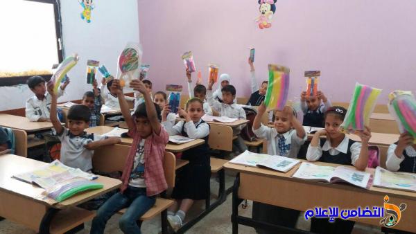 معلمة في مبرة التضامن للأيتام في الجبايش تتبرع بمجموعة من الهدايا لتلاميذها‎