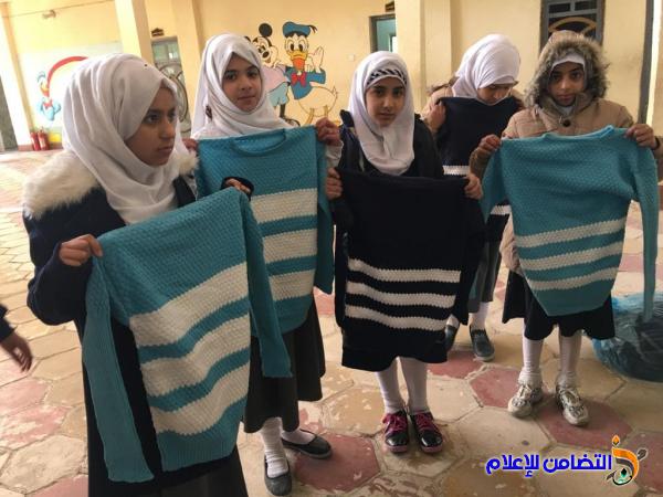 معلمة متقاعدة تتبرع بملابس لتلاميذها في مبرة التضامن الأولى للأيتام