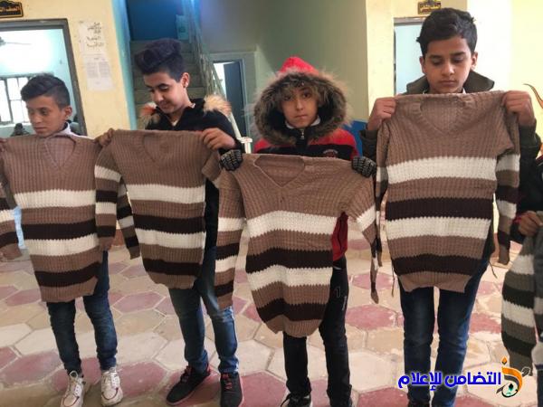 معلمة متقاعدة تتبرع بملابس لتلاميذها في مبرة التضامن الأولى للأيتام