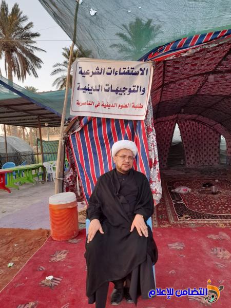 أساتذة وطلبة مدرسة العلوم الدينية في الناصرية يقدمون الإرشادات الدينية لزوار الأربعين الحسيني
