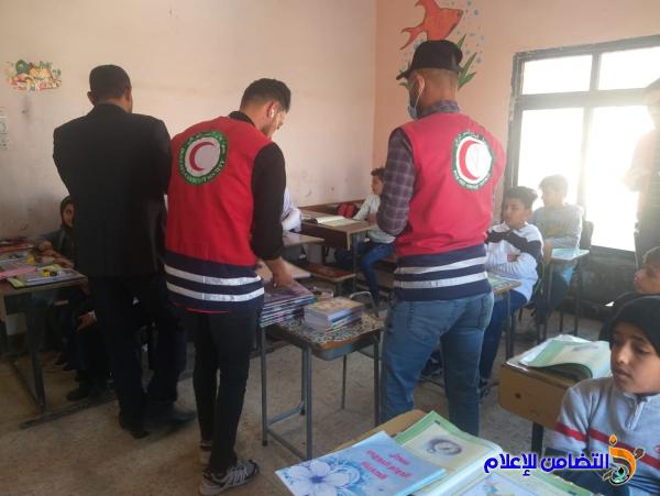 وفد من جمعية الهلال الأحمر يوزع القرطاسية المدرسية على تلاميذ مبرة التضامن الثالثة للأيتام في قضاء الجبايش