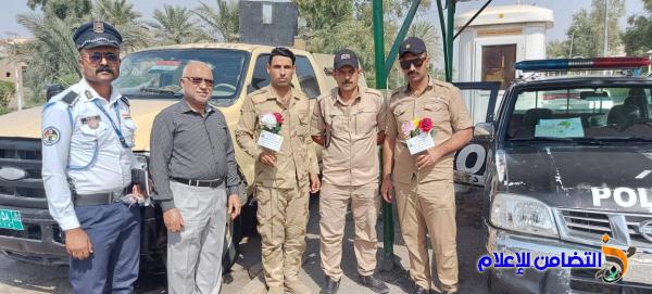 بالصور.. أعضاء من جمعية التضامن الإسلامي يقدمون باقات الورود للقوات الأمنية ورجال المرور بذكرى المولد النبوي المبارك 
