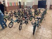فاعل خير يتبرع بمجموعة من الدراجات الهوائية لصالح التلاميذ الأيتام الاوائل في مدرسة التضامن الاولى
